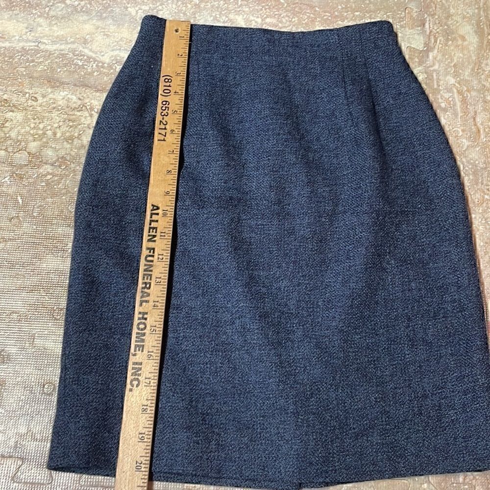 Jones New York petite woman’s wool navy blue skirt. Size 2P - Picture 5 of 5